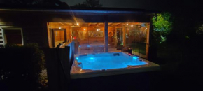 Ecolodge met jaccuzzi en warm zwembad in prachtige tuin met prive sauna Centrum Tilburg